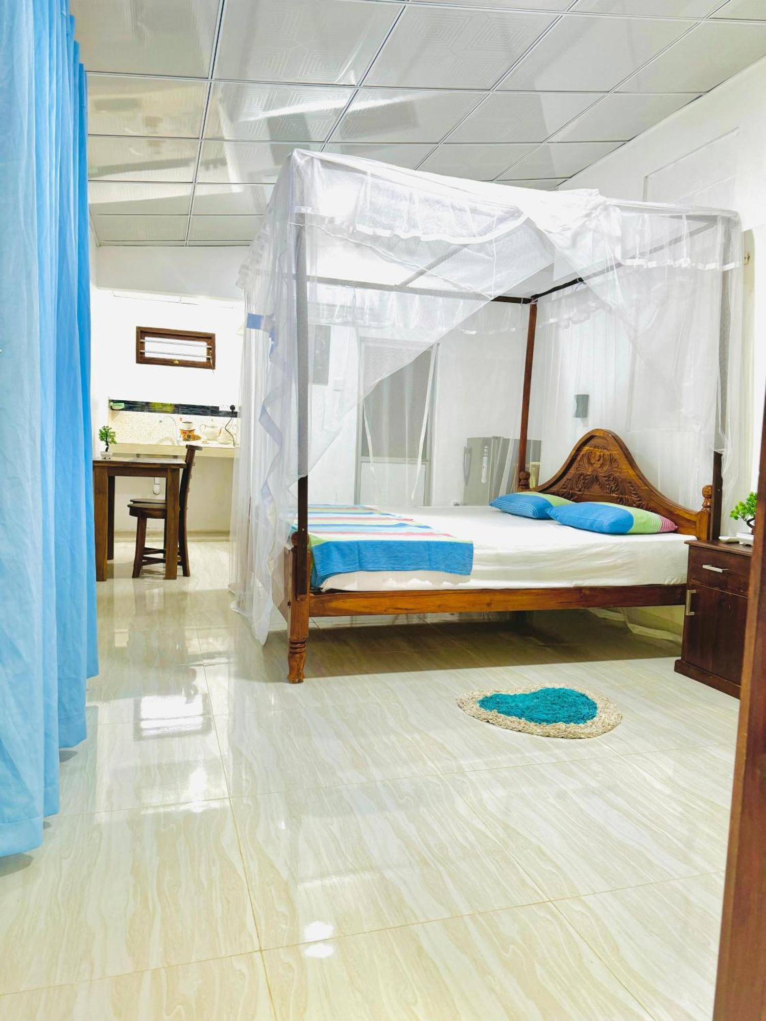 Nethmi & Restaurant Homestay *